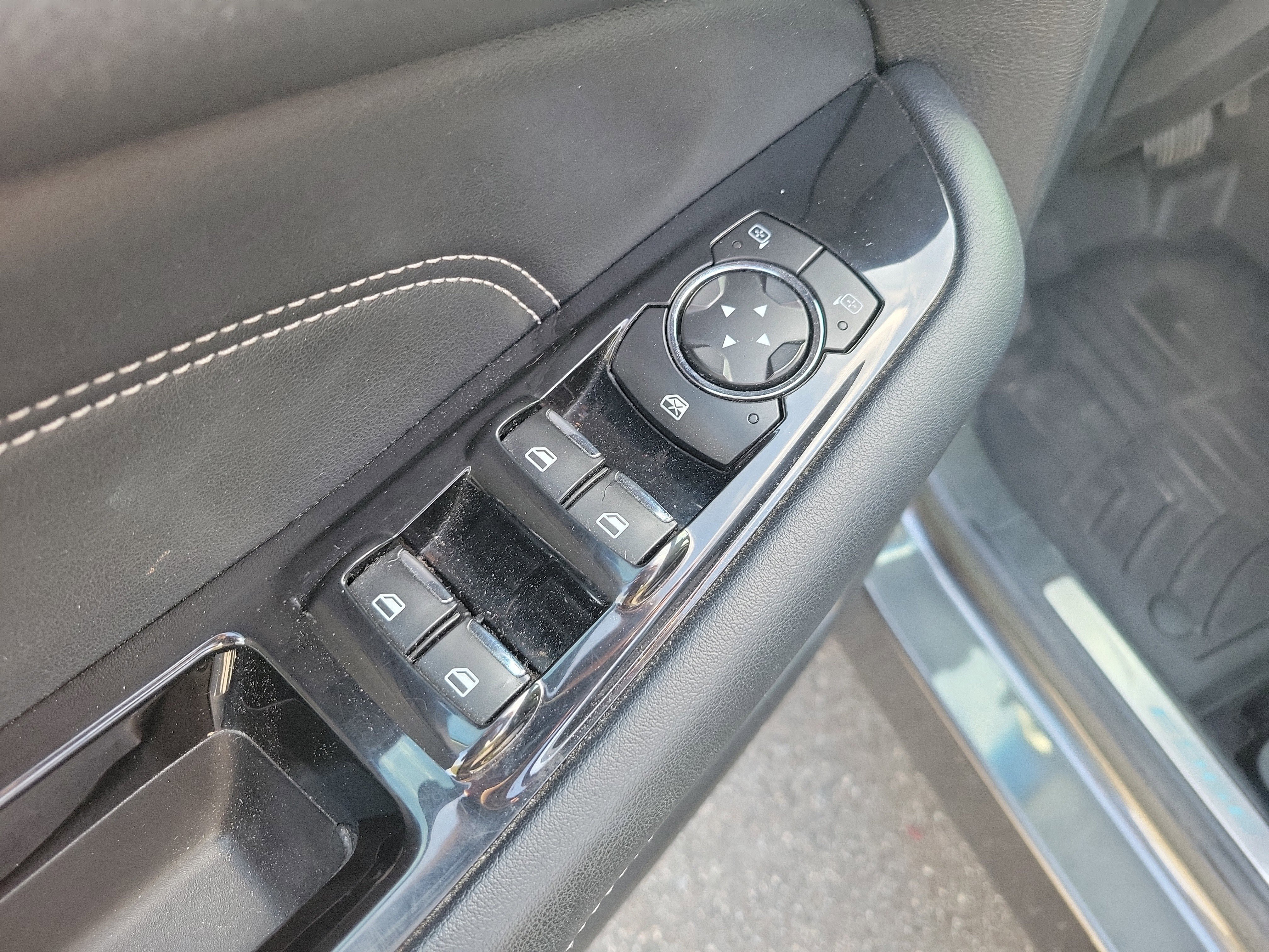 Used 2018 Ford Edge Titanium image 21