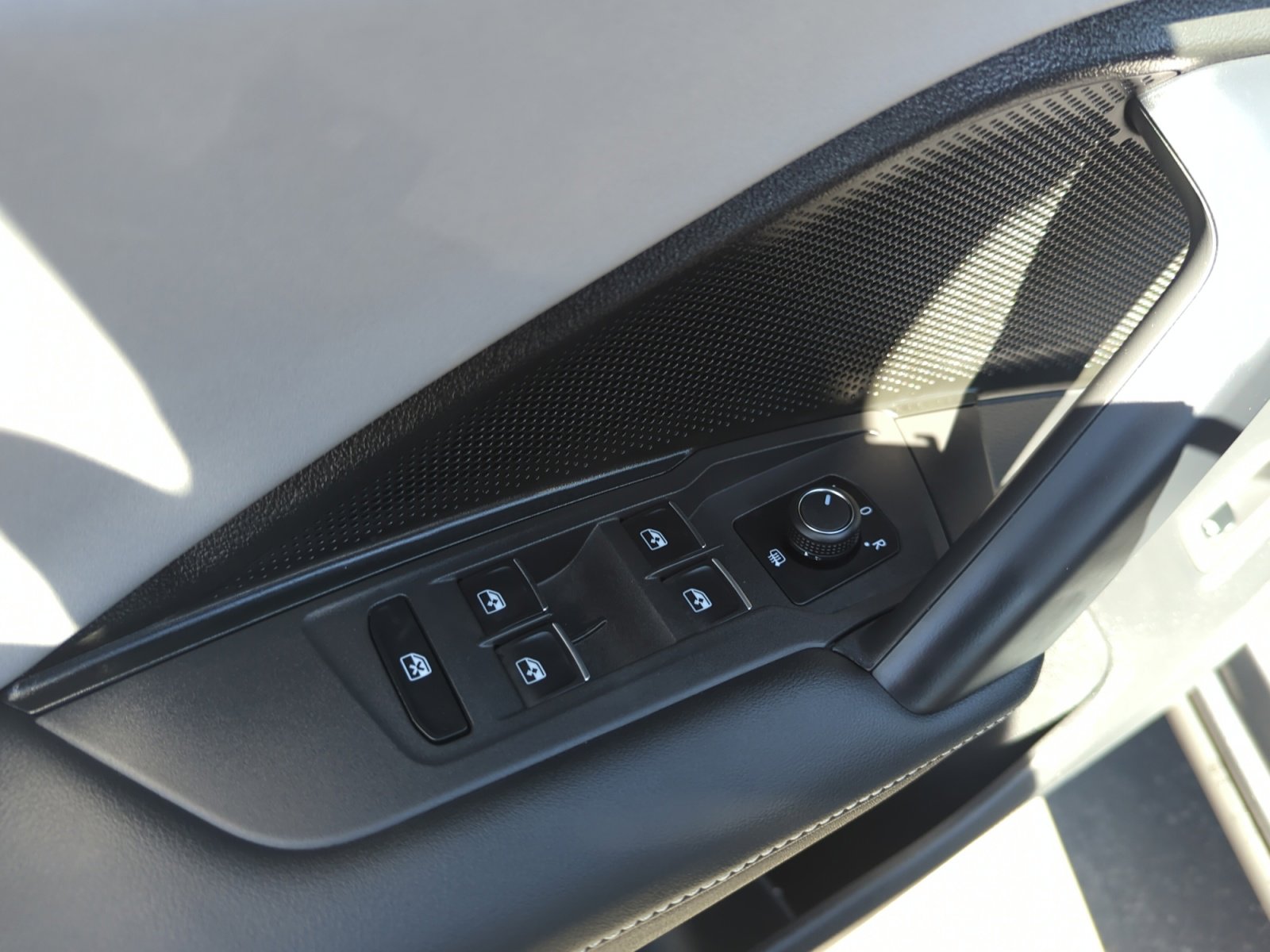 Used 2025 Volkswagen Tiguan SE image 13