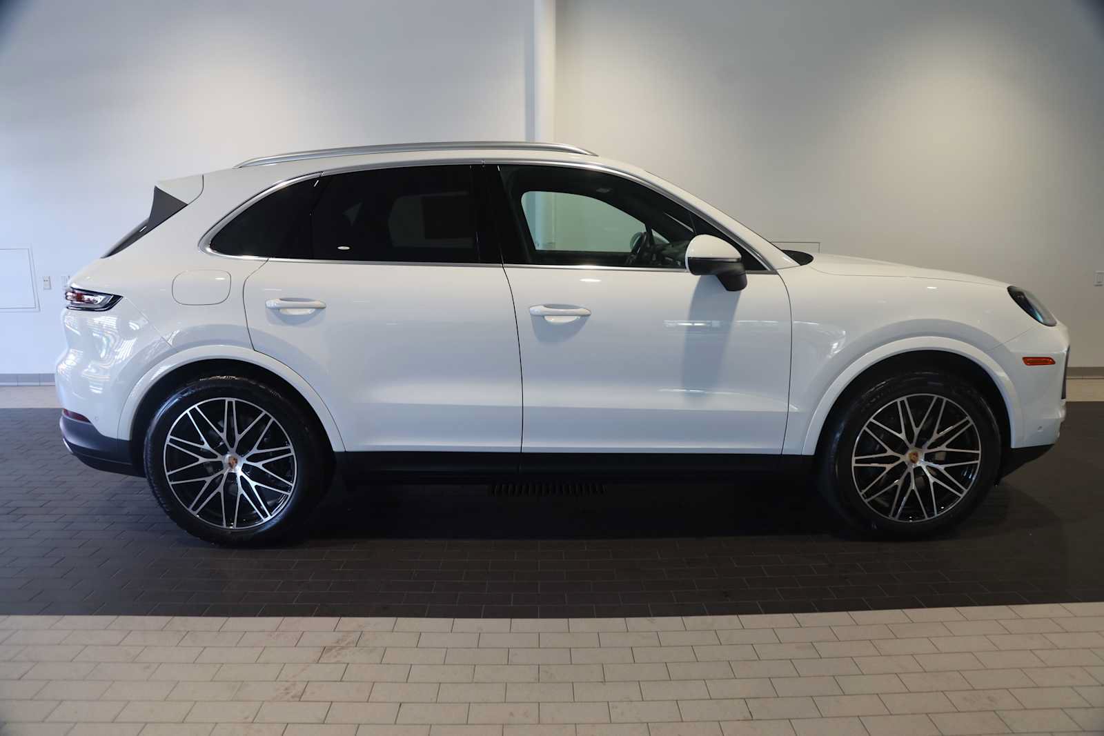 Used 2025 Porsche Cayenne AWD/4WD image 8
