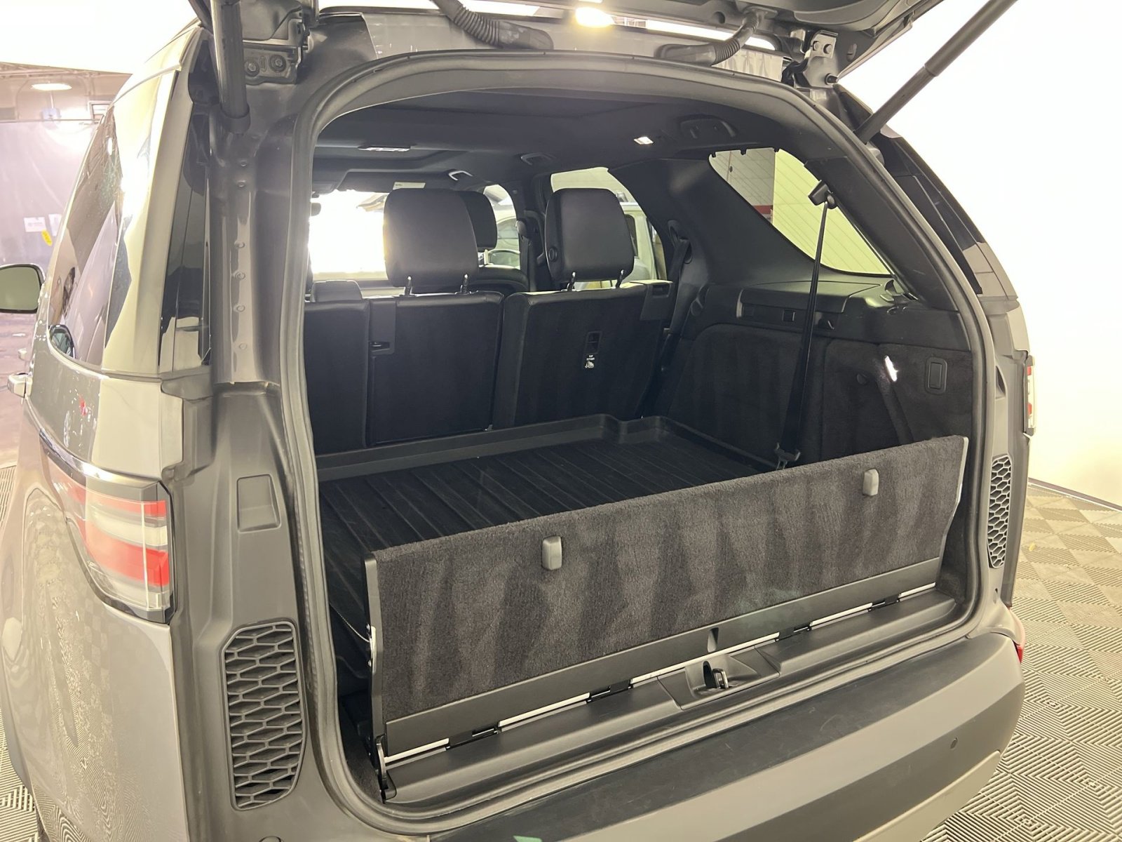 Used 2020 Land Rover Discovery HSE image 26