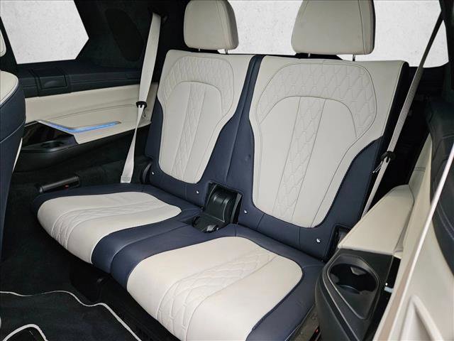 Used 2022 BMW X7 M50i w/ Dynamic Handling Package image 21