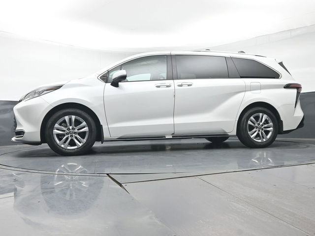Used 2023 Toyota Sienna Limited image 36