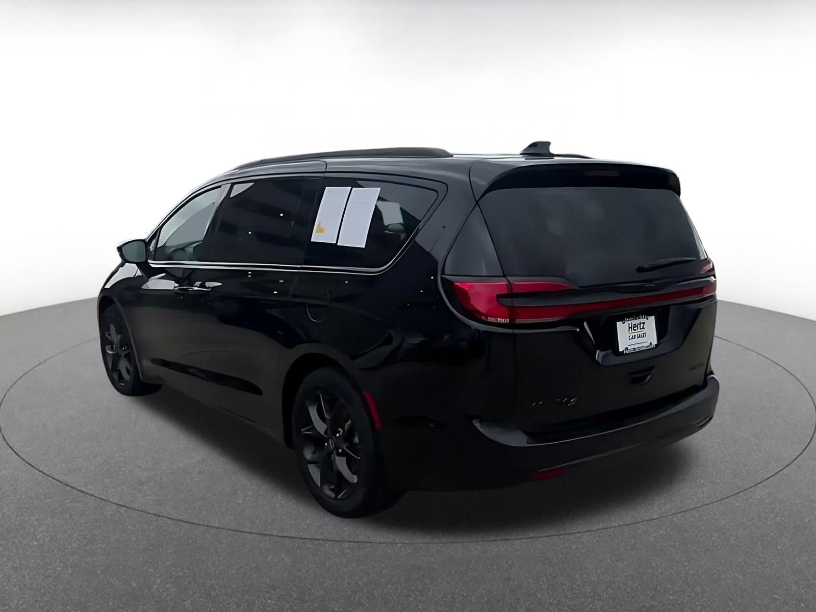 Used 2025 Chrysler Pacifica Limited FWD image 10