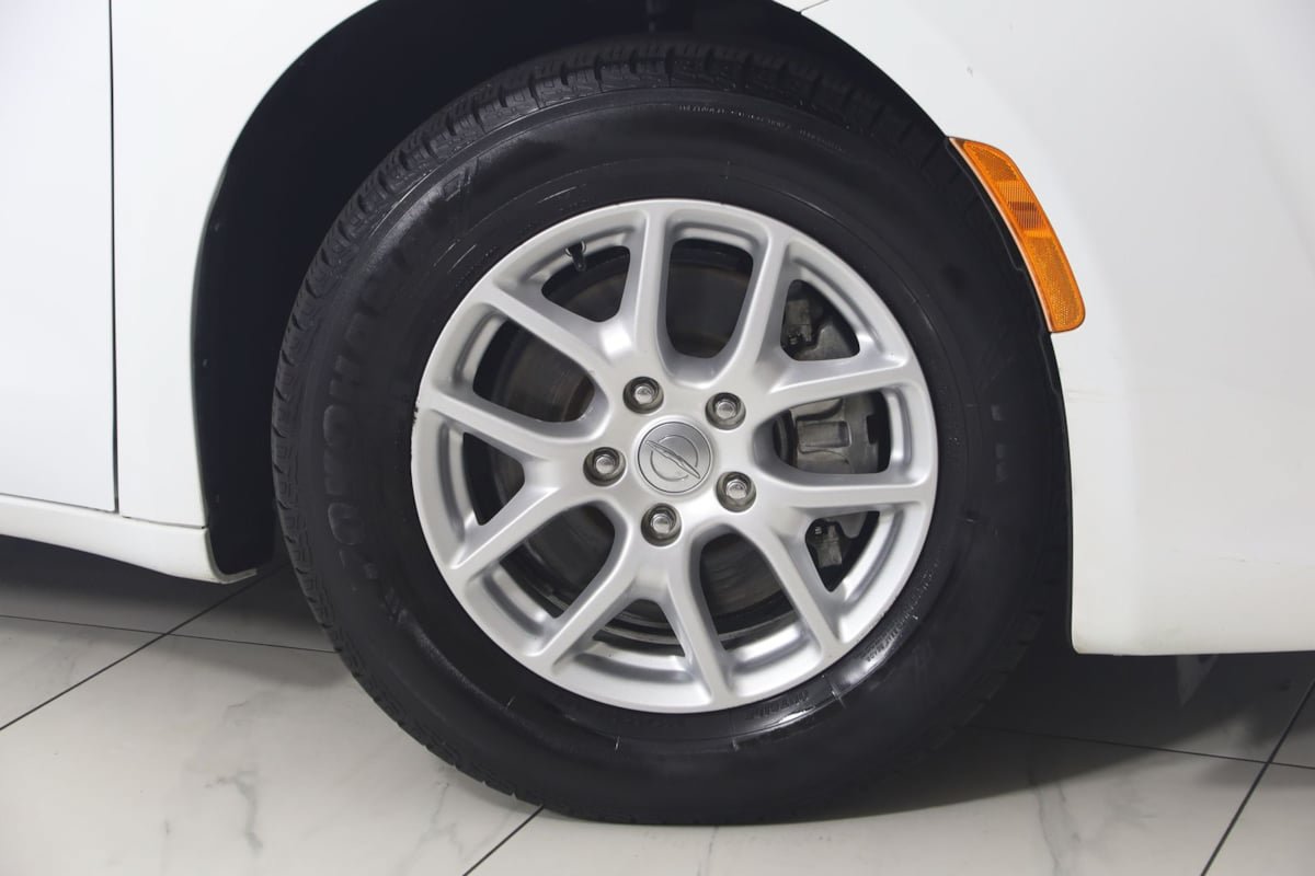 Used 2020 Chrysler Pacifica Touring FWD image 15