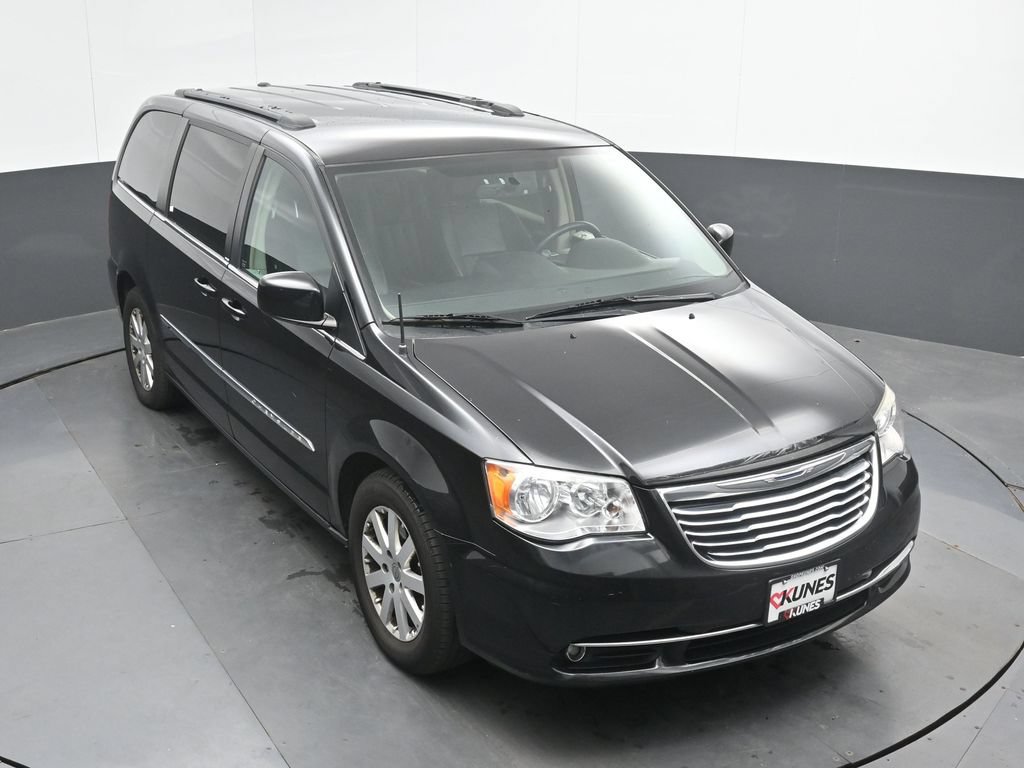 Used 2014 Chrysler Town & Country Touring FWD image 32