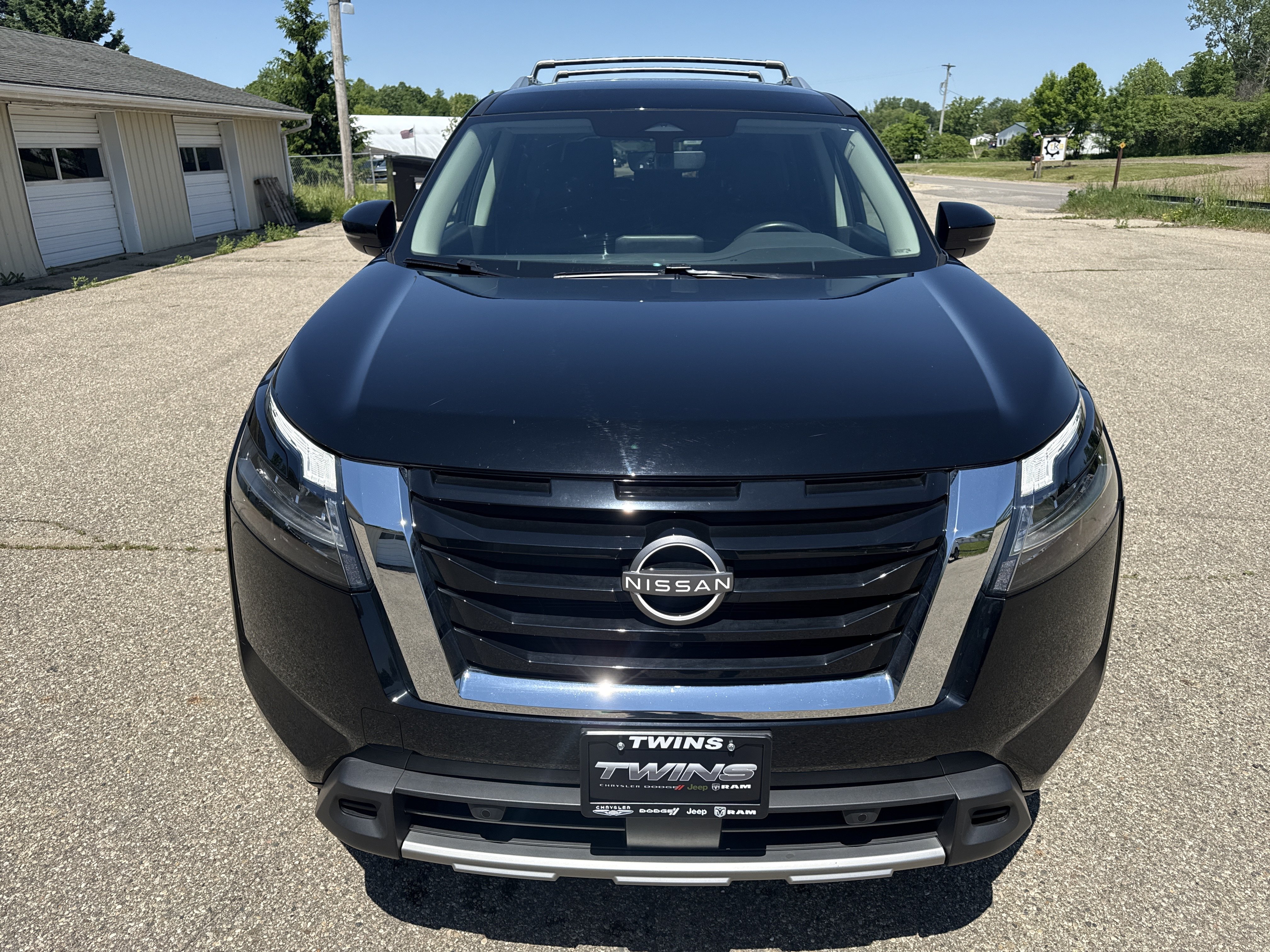 Used 2023 Nissan Pathfinder SL AWD/4WD image 12