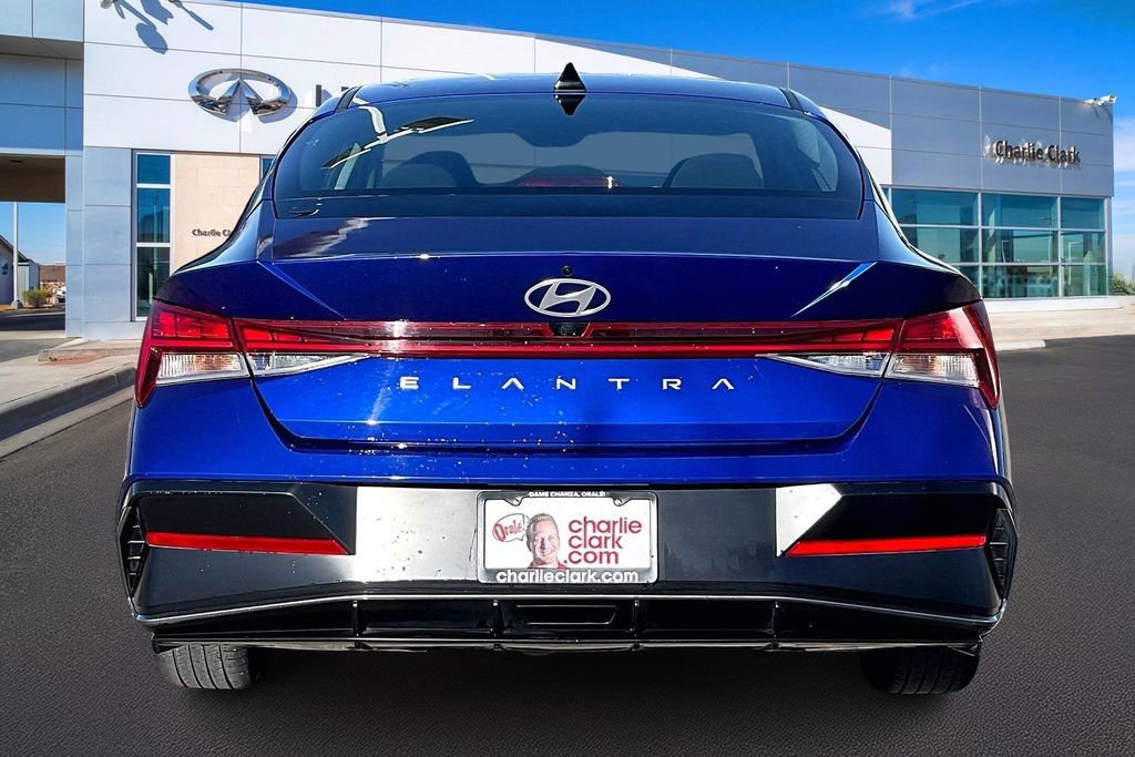 Used 2025 Hyundai Elantra SEL image 4