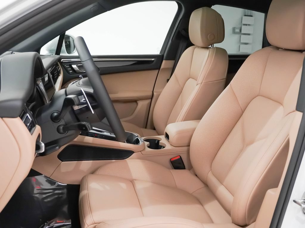 Certified 2026 Porsche Macan AWD/4WD image 5
