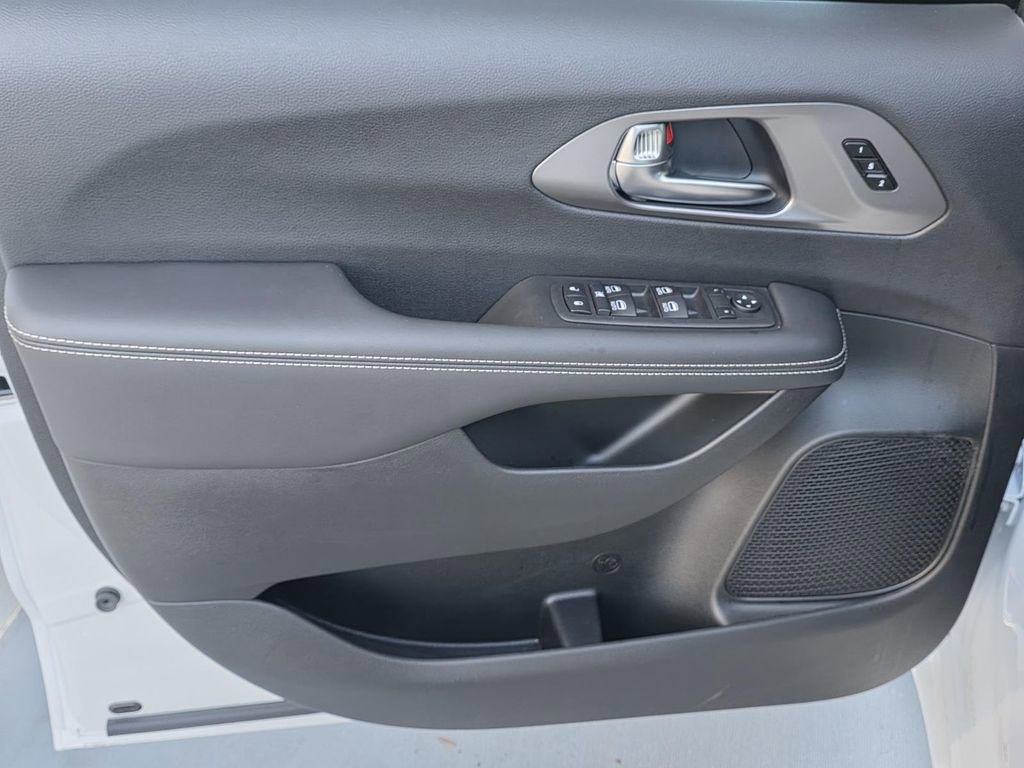 New 2026 Chrysler Pacifica Select image 39