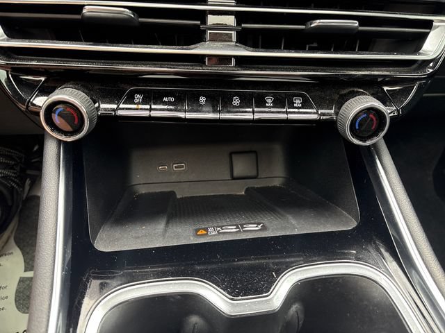 Used 2025 Chevrolet Traverse Z71 w/ LPO, Floor Liner Package AWD/4WD image 18