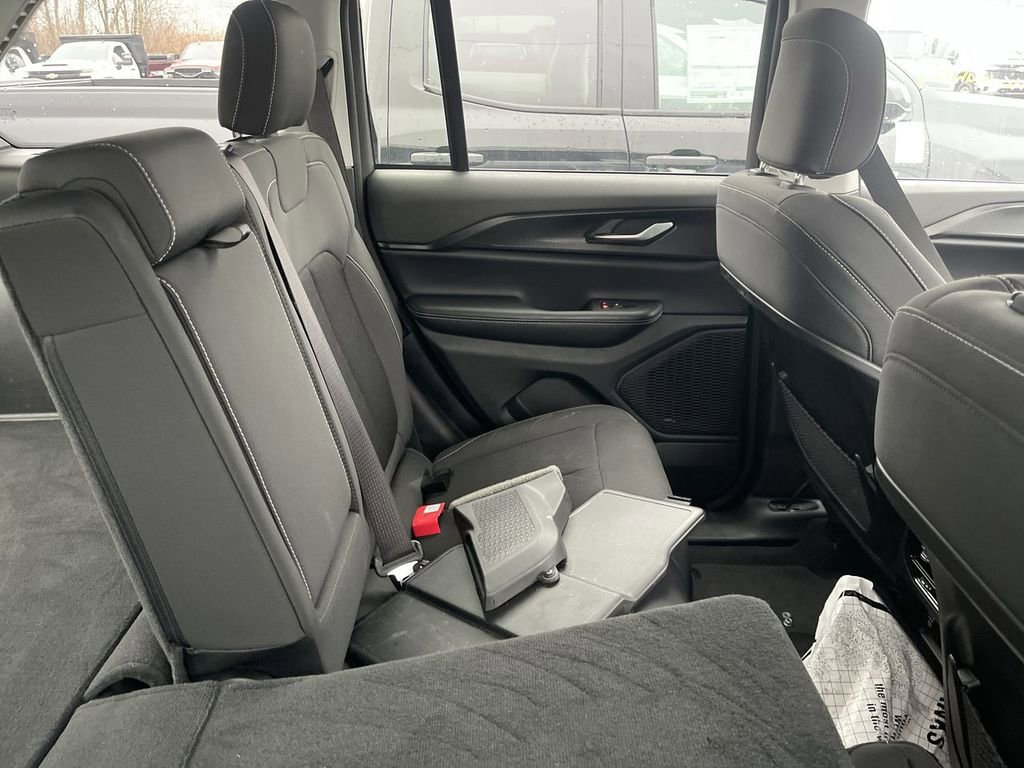 Used 2023 Jeep Grand Cherokee Laredo w/ Luxury Tech Group I image 9