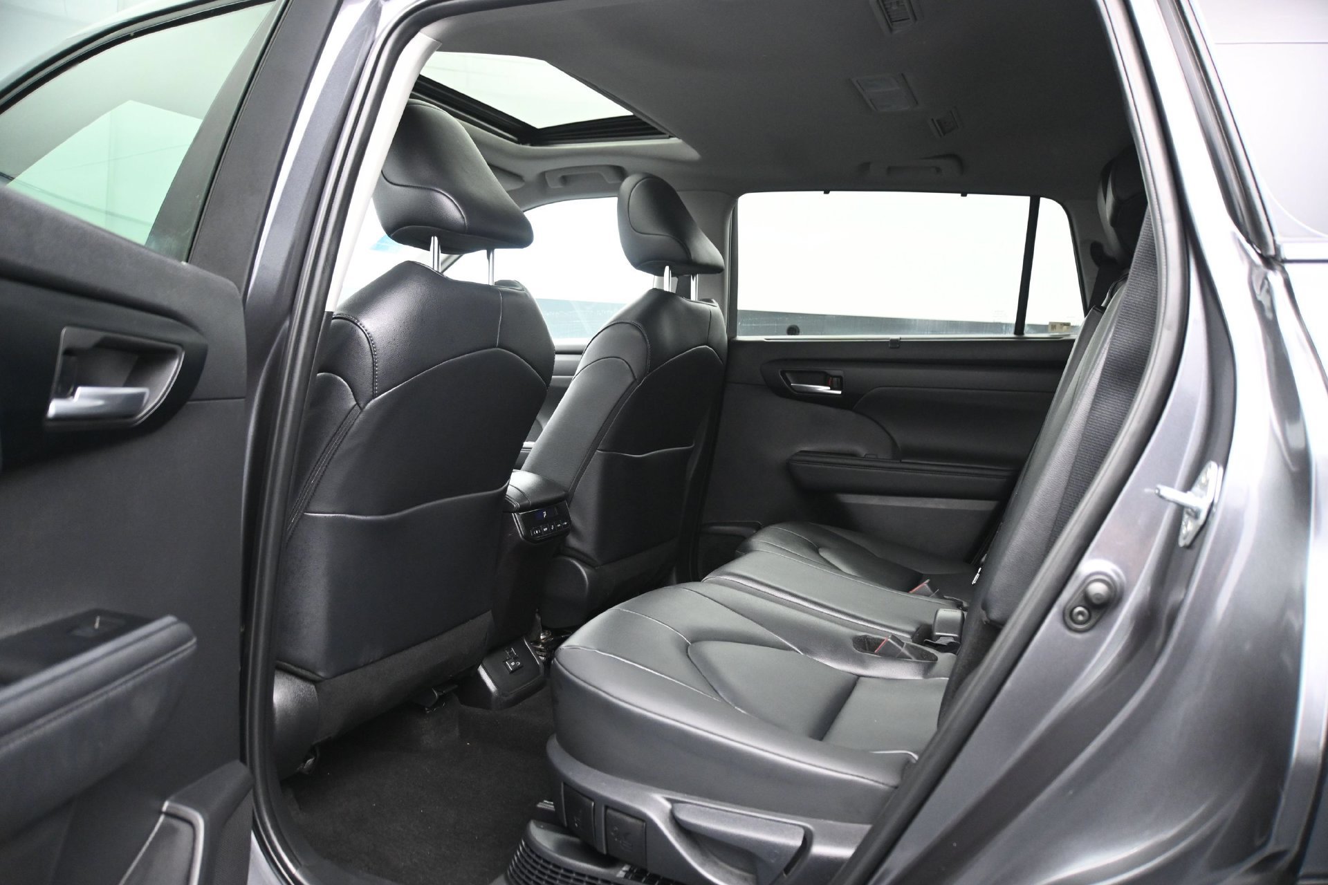 Used 2025 Toyota Highlander XLE AWD/4WD image 17
