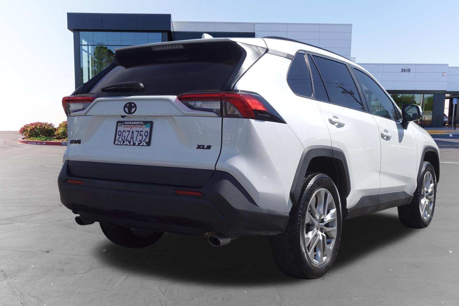 Used 2023 Toyota RAV4 XLE Premium FWD image 3