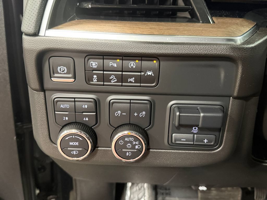 Used 2025 Chevrolet Suburban High Country AWD/4WD image 40