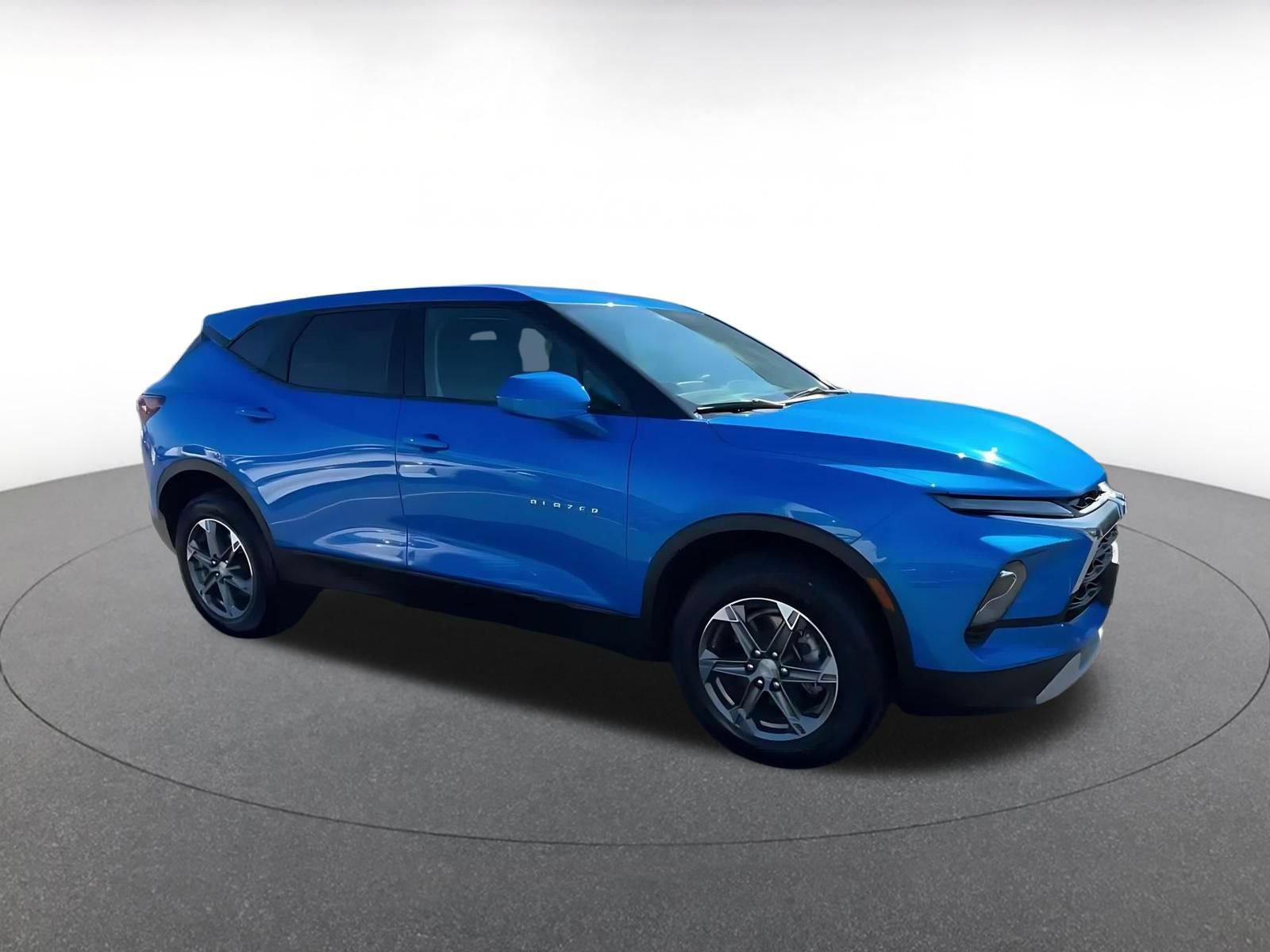 Used 2025 Chevrolet Blazer LT FWD image 2