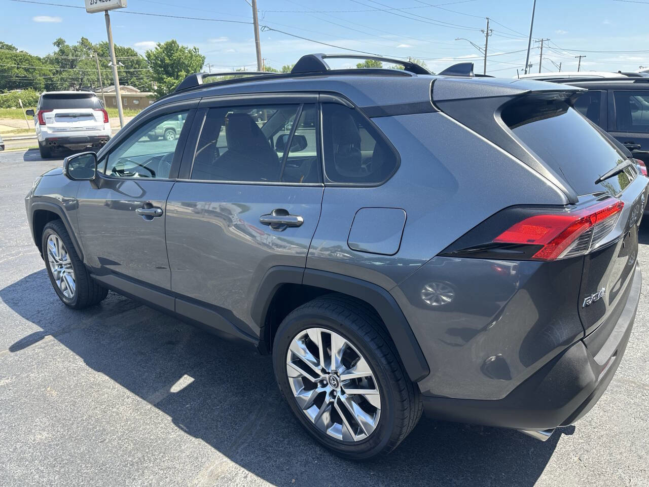 Used 2020 Toyota RAV4 XLE Premium FWD image 10