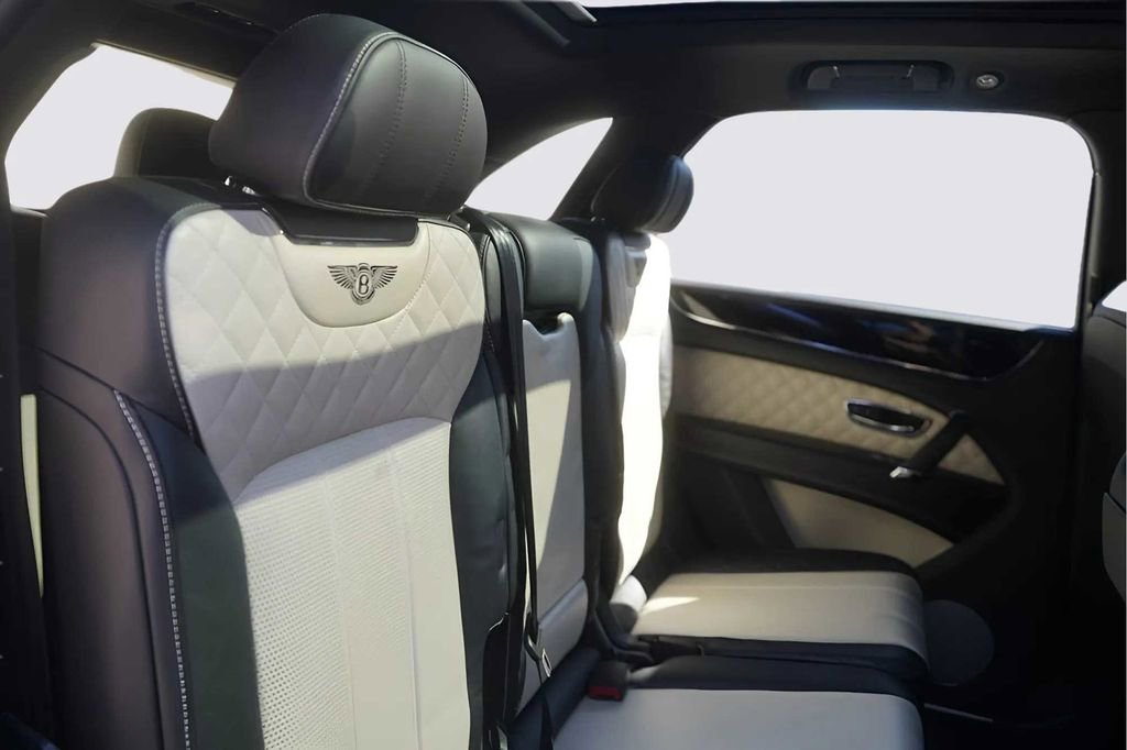 Used 2018 Bentley Bentayga image 17
