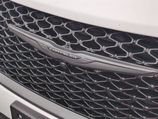 Used 2025 Chrysler Pacifica Limited FWD image 9