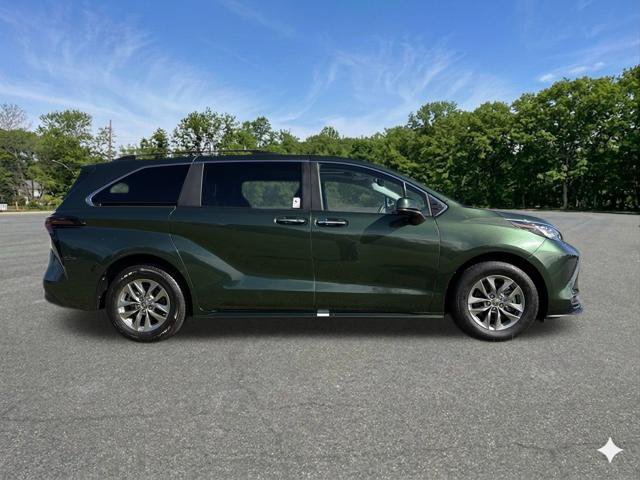 Used 2025 Toyota Sienna XLE FWD image 10