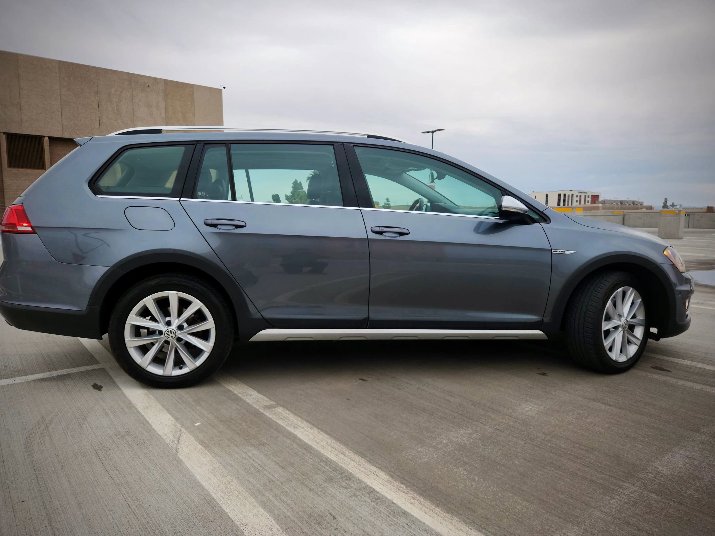 Used 2017 Volkswagen Golf Alltrack SE image 9