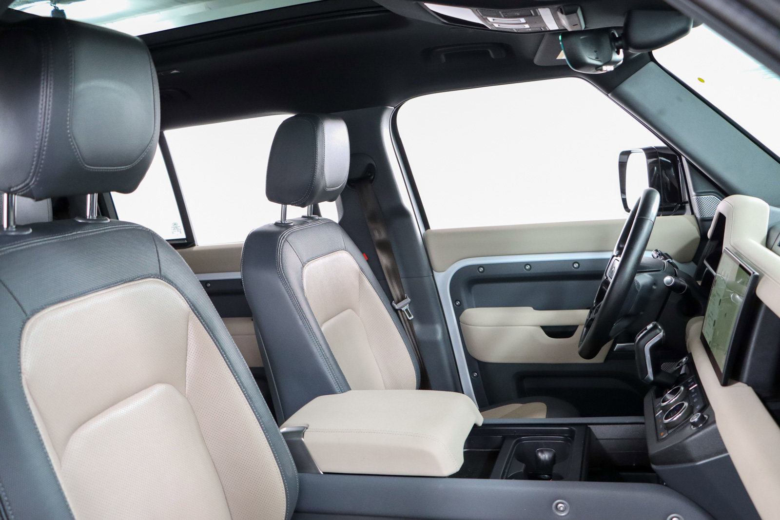 Used 2023 Land Rover Defender 130 X-Dynamic SE image 28