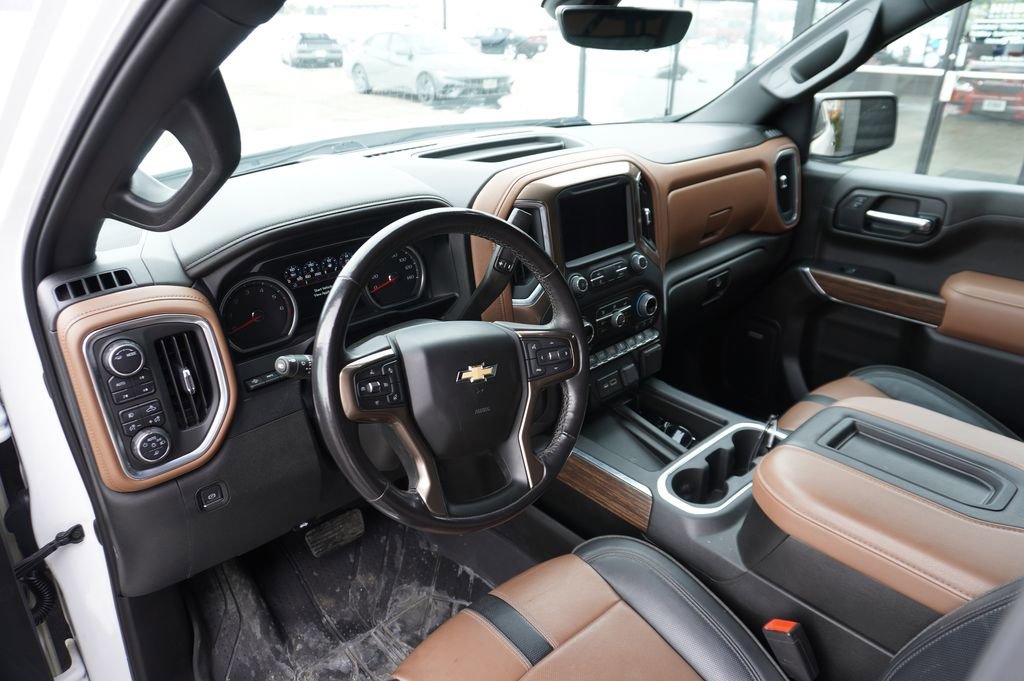 Used 2022 Chevrolet Silverado 1500 High Country w/ Technology Package image 3