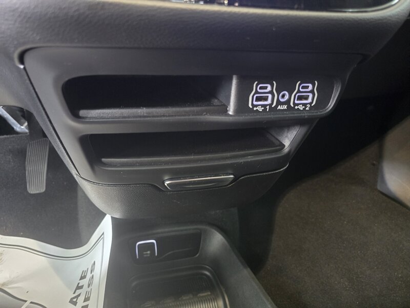 Used 2025 Chrysler Pacifica Select FWD image 29