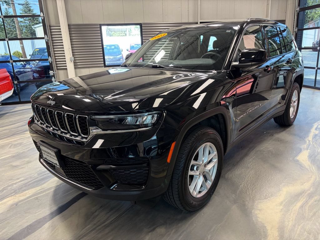 Used 2023 Jeep Grand Cherokee Laredo w/ Luxury Tech Group I AWD/4WD image 3