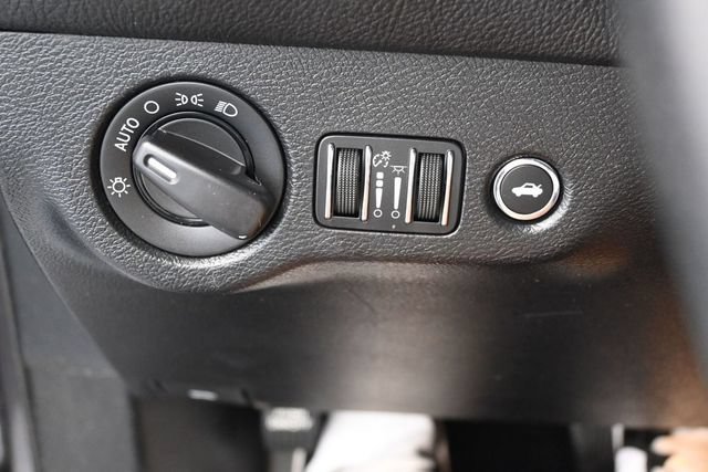 Used 2016 Dodge Challenger SXT w/ Driver Convenience Group RWD image 14