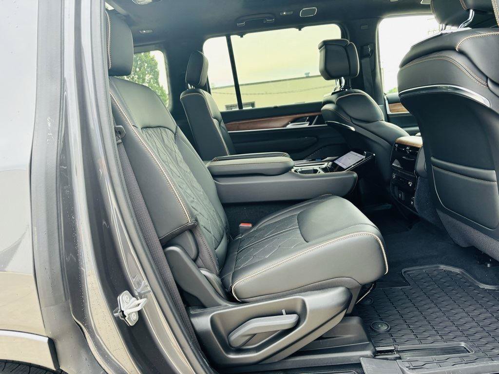 New 2024 Jeep Grand Wagoneer Series III AWD/4WD image 35