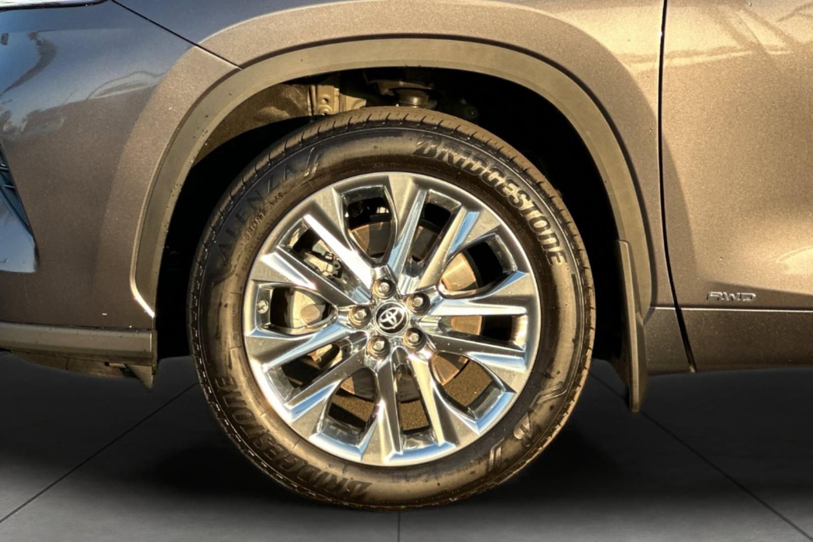 Used 2024 Toyota Highlander Limited image 5