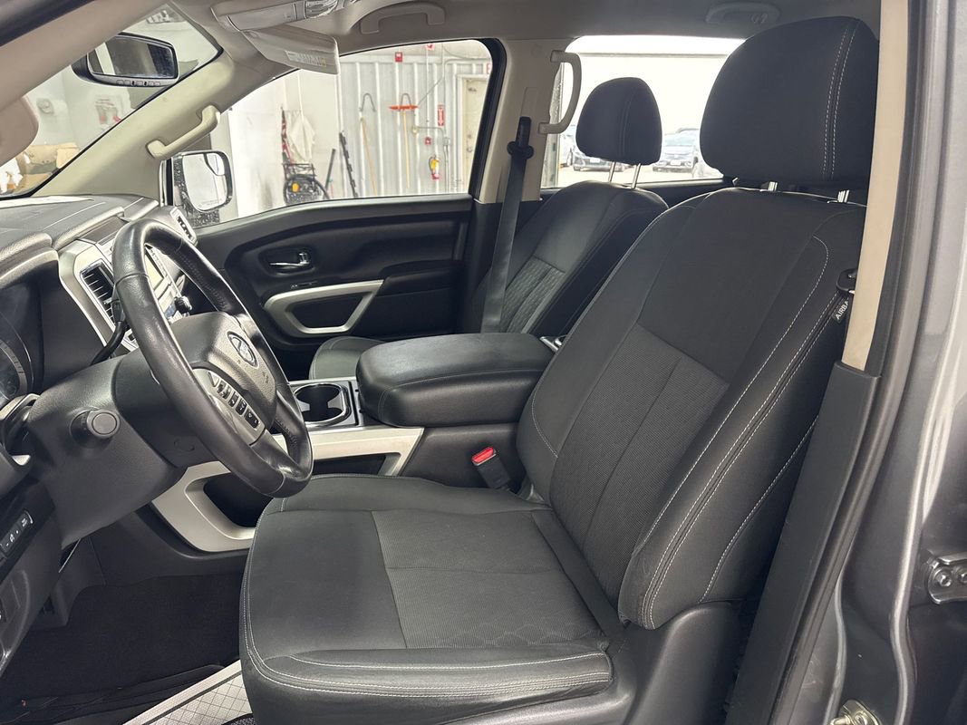 Used 2018 Nissan Titan SV w/ SV Convenience Package image 7