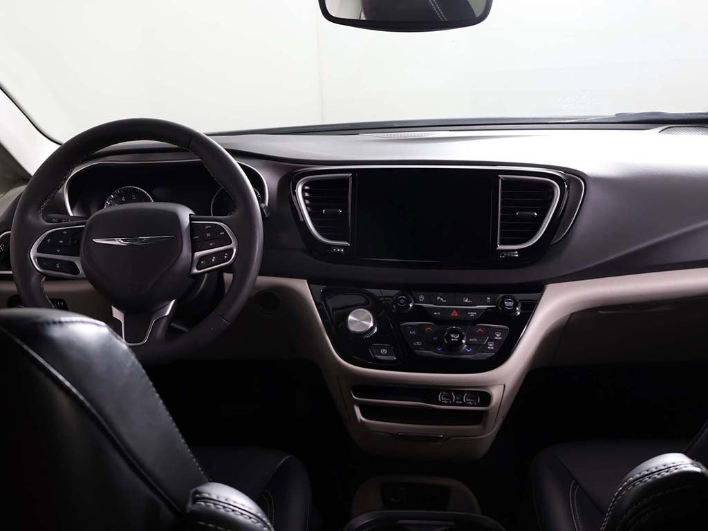 Used 2024 Chrysler Pacifica Touring-L image 30