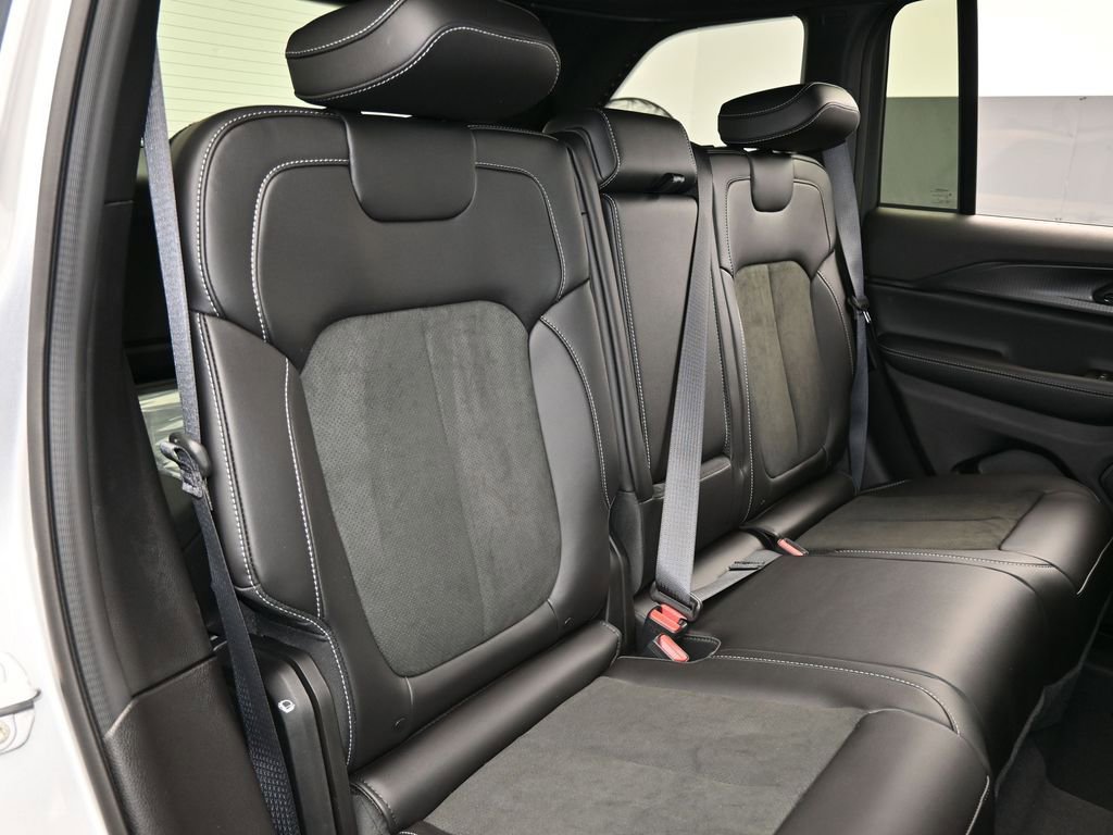 New 2025 Jeep Grand Cherokee Altitude image 34