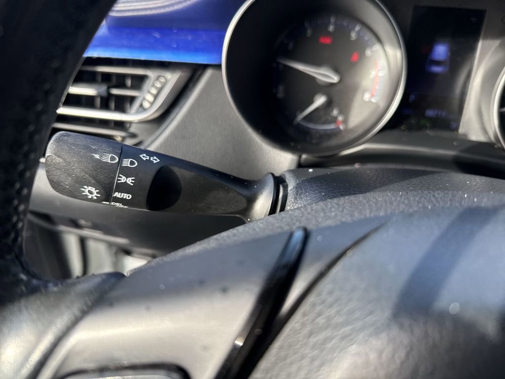 Used 2020 Toyota C-HR XLE FWD image 18