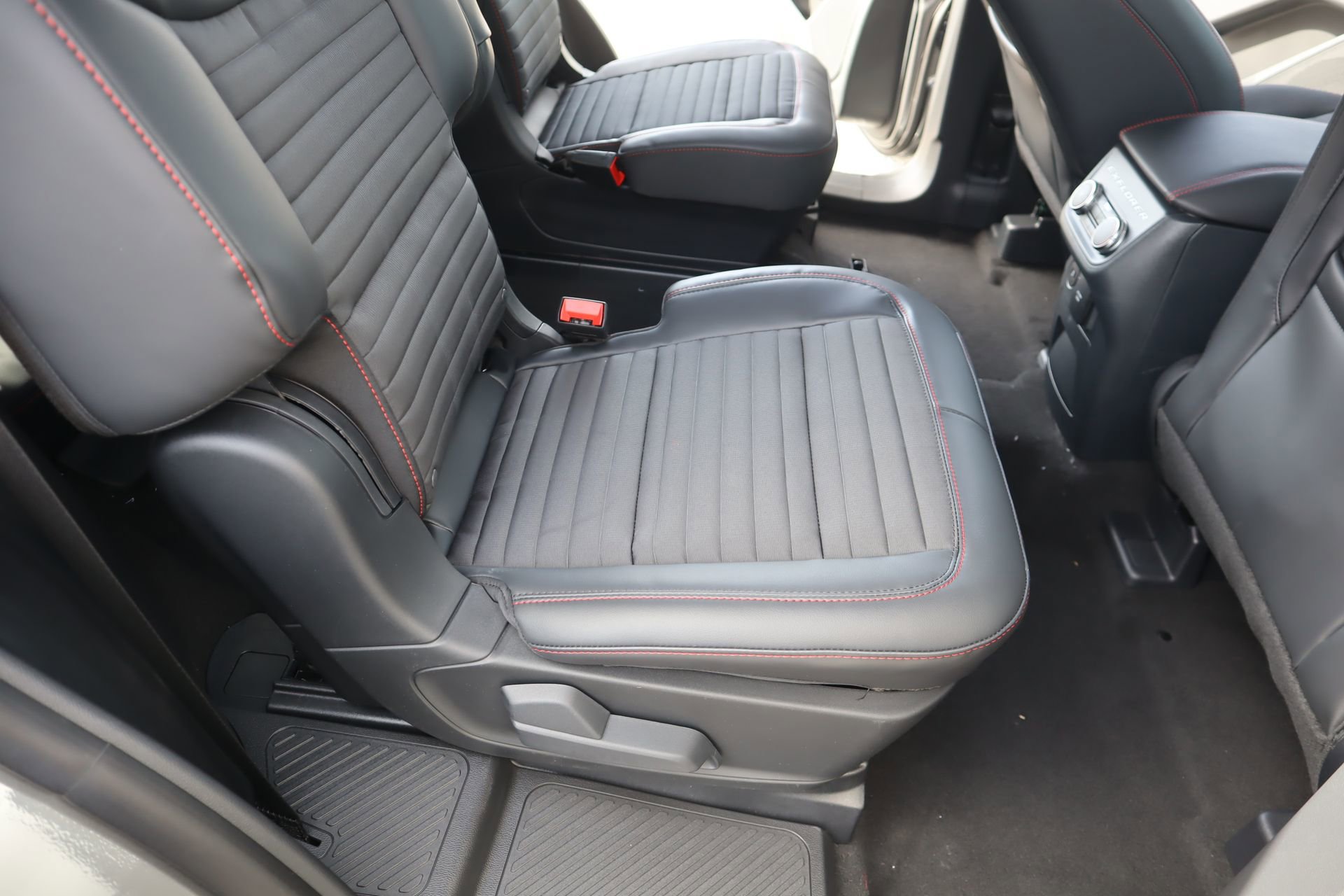 New 2026 Ford Explorer ST-Line w/ ST-Line Street Pack AWD/4WD image 16