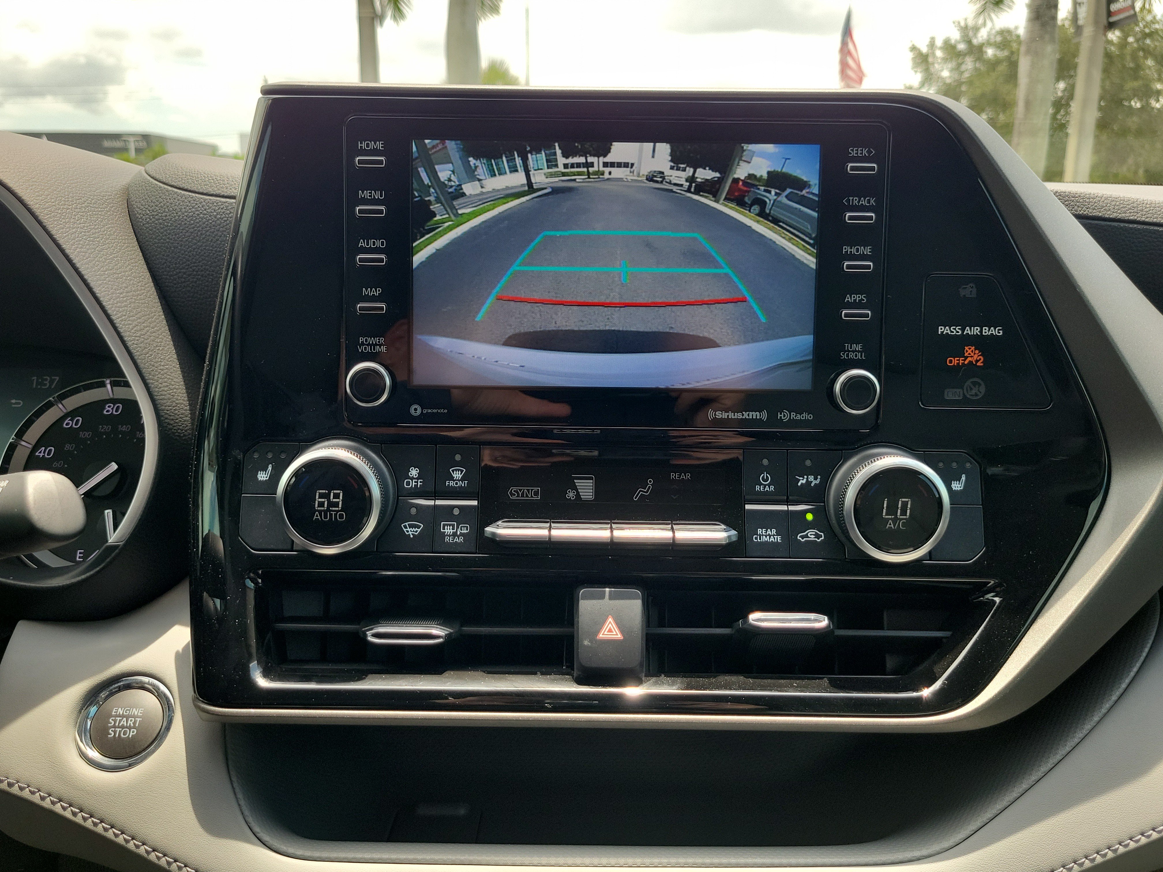 Used 2022 Toyota Highlander XLE FWD image 27