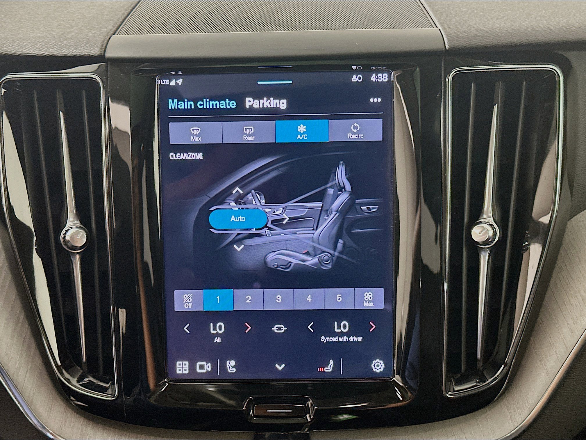 Used 2025 Volvo XC60 B5 Plus w/ Climate Package image 22