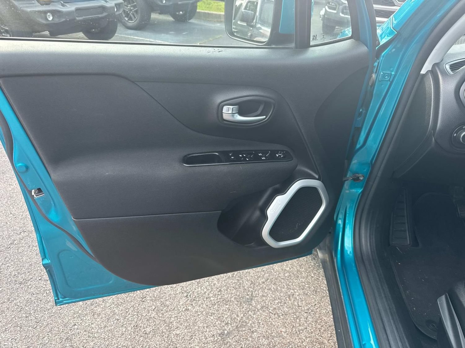 Used 2019 Jeep Renegade Latitude FWD image 23