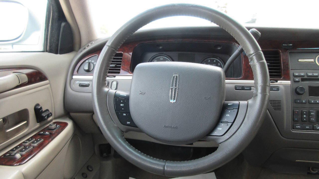 Used 2007 Lincoln Town Car Signature RWD image 27