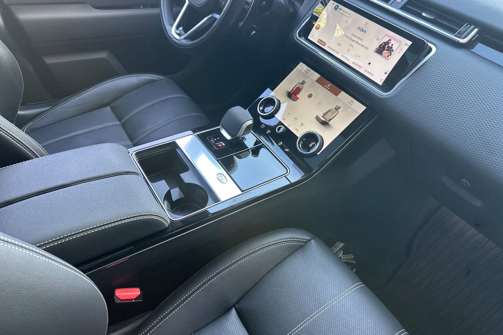 Certified 2022 Land Rover Range Rover Velar R-Dynamic S AWD/4WD image 34