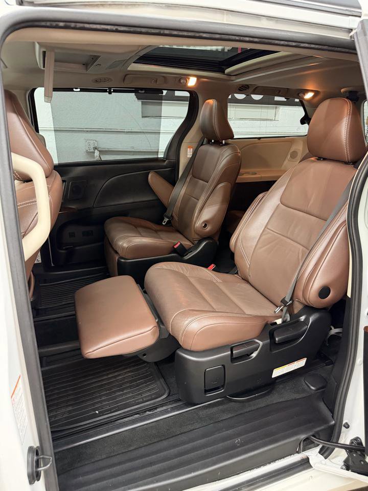 Used 2017 Toyota Sienna Limited Premium w/ Advanced Technology Package FWD image 30