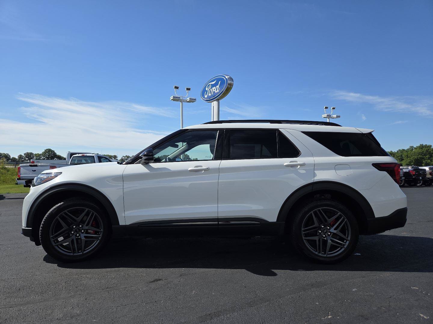 Used 2025 Ford Explorer ST-Line w/ ST-Line Street Pack AWD/4WD image 15