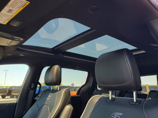 New 2027 Chrysler Pacifica Limited w/ S Appearance Package FWD image 6