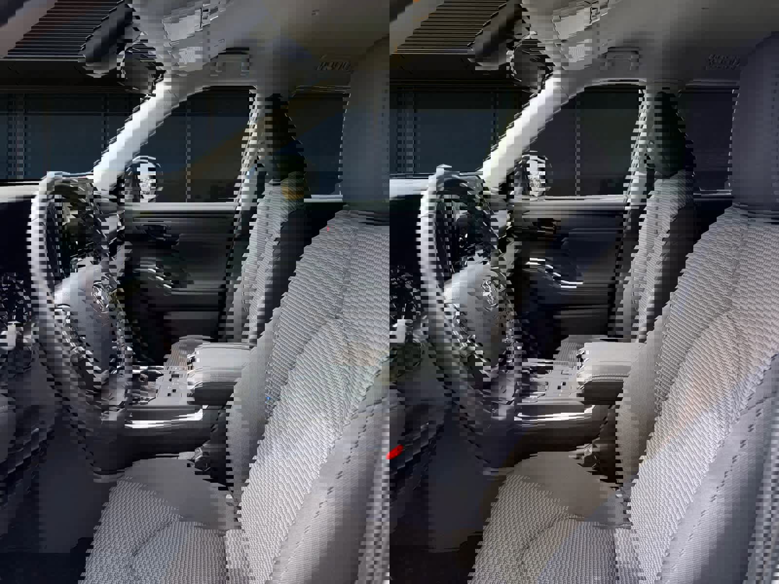 Used 2025 Toyota Highlander LE image 2