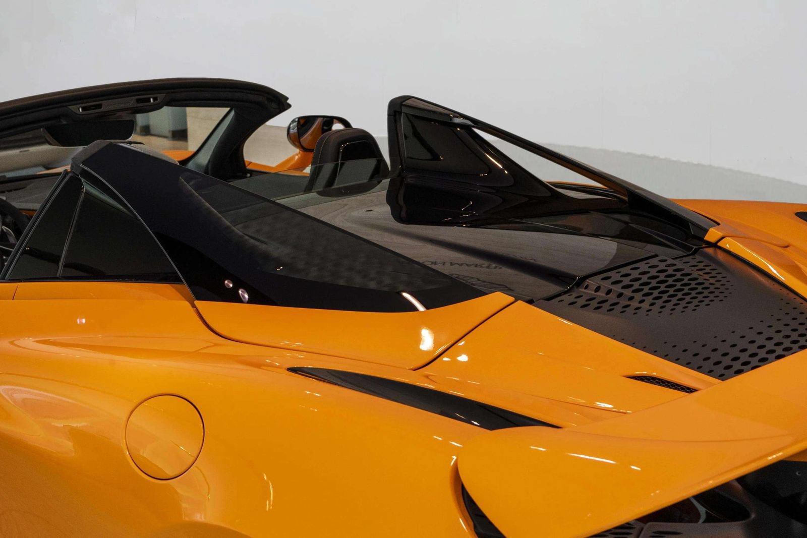 Used 2024 McLaren 750S Spider RWD image 44