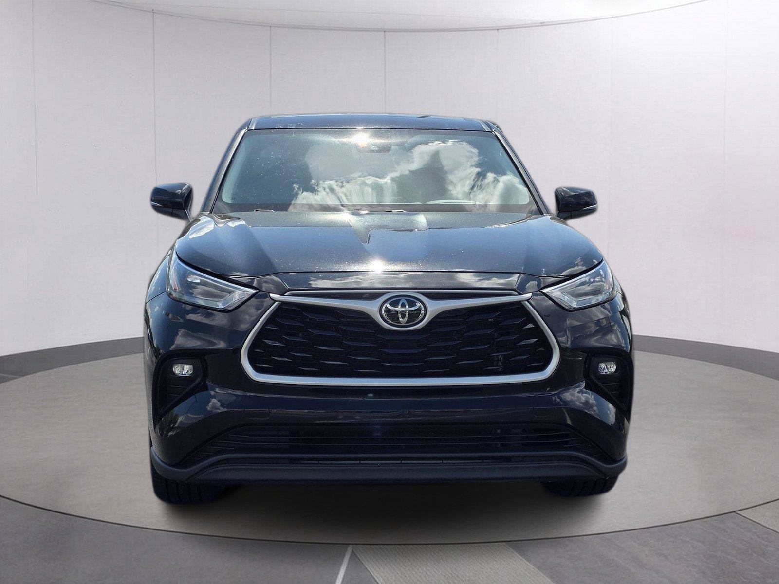 Used 2023 Toyota Highlander LE FWD image 2