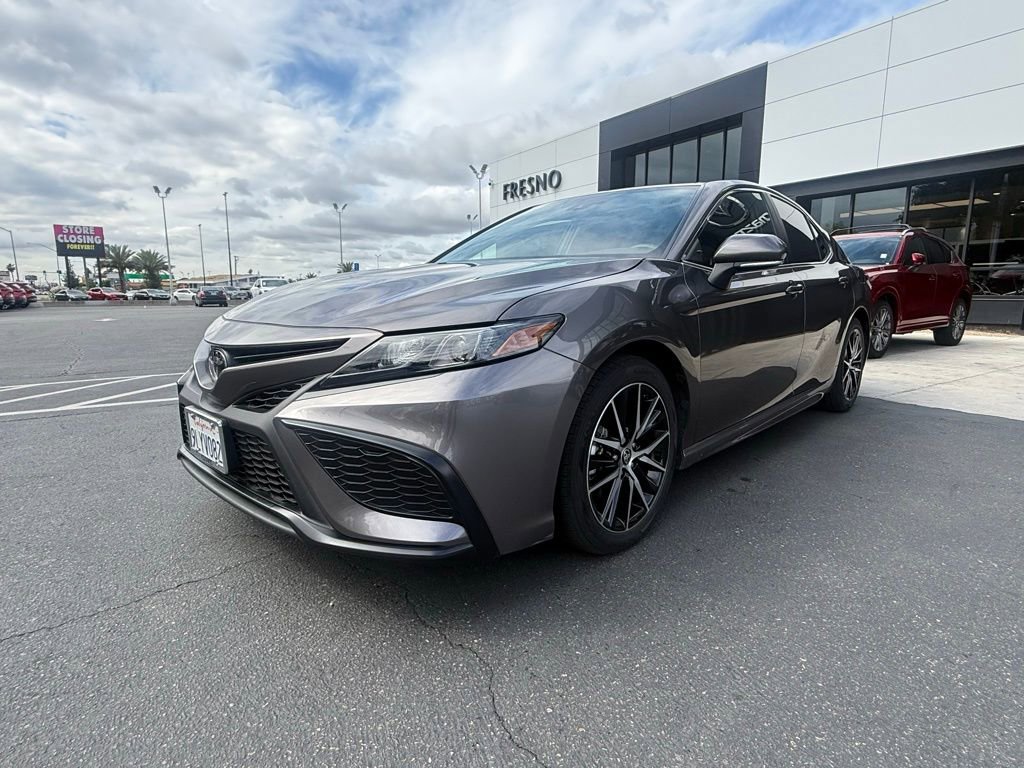 Used 2024 Toyota Camry SE image 3