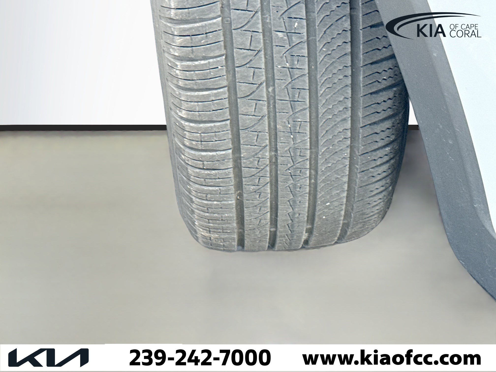 Used 2025 Kia Telluride EX w/ EX Captain's Chair Package image 44