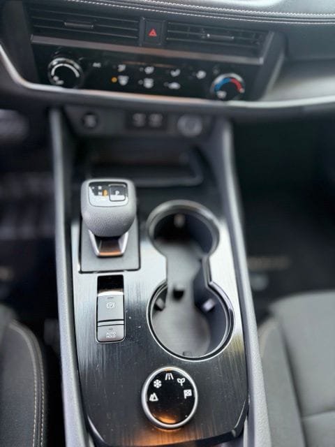 Used 2024 Nissan Rogue S AWD/4WD image 19